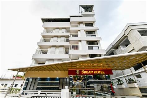 OYO 30549 Dreams Hotel .